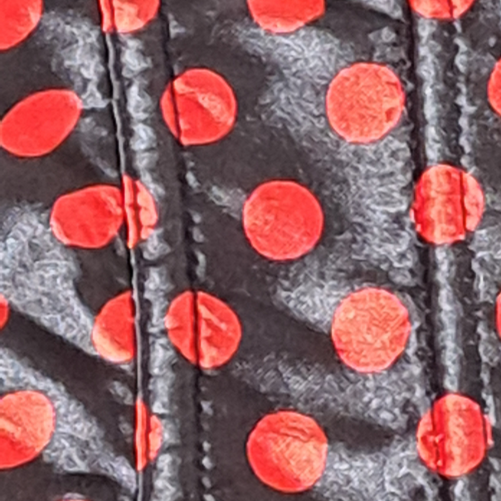 Das Mieder-Rückenteil des Vintage-Dirndls ist aus verstärktem Satinstoff mit roten Dots gefertigt.