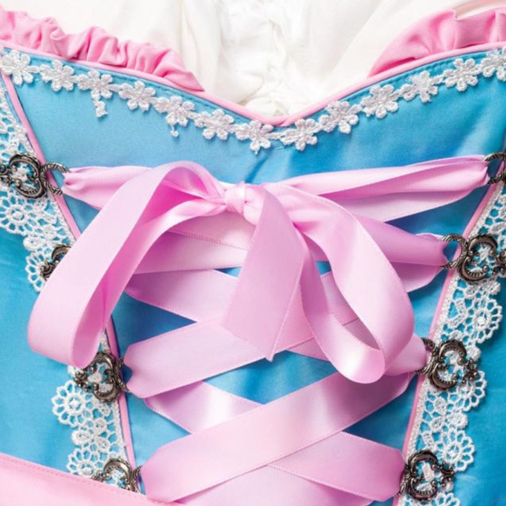 Romantisches Dirndl Blau Miederausschnitt vergrößert