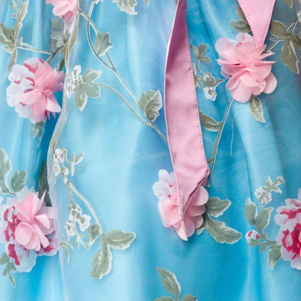 Die Schürze des Romantischen Dirndls Blau vergrößert, die blauen Blumen sind aufgenäht.