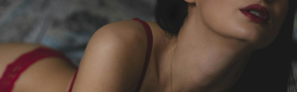 Lingerie mit Stil Junge Frau in eleganter Lingerie, liegend. Der Fokus liegt auf Schulter, Hüfte und leicht geöffneten Lippen – sinnlich und dezent inszeniert.