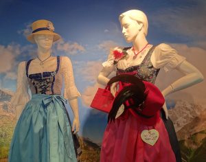 Schaufenster in der Münchner Altstadt, 2 Traditionelle Dirndl
