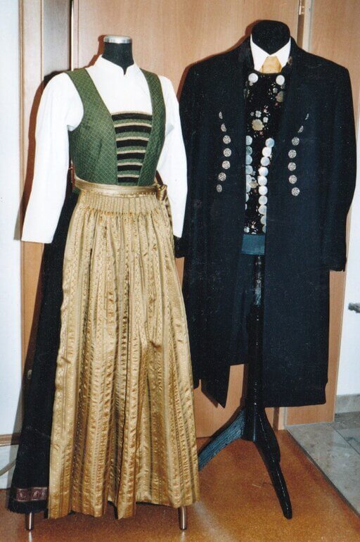 Traditionelles Dirndl aus dem Jahr 1952, entworfen von Josefine Raith