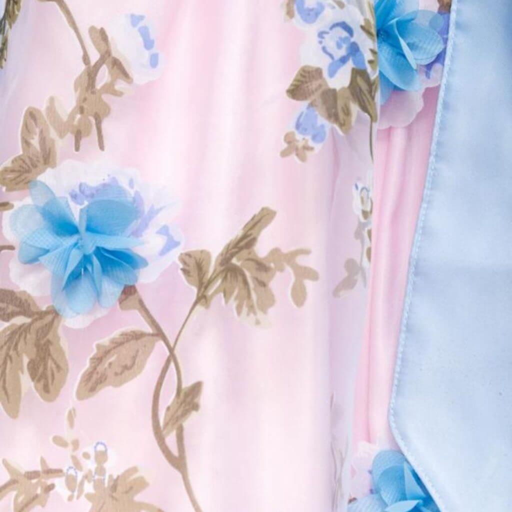 Dirndl Rosa Vergrößerung der blumenbestickten Schürze