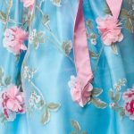 Hellblaues Dirndl Vergrößerung von Schürze mit bestickten Rosenblüten